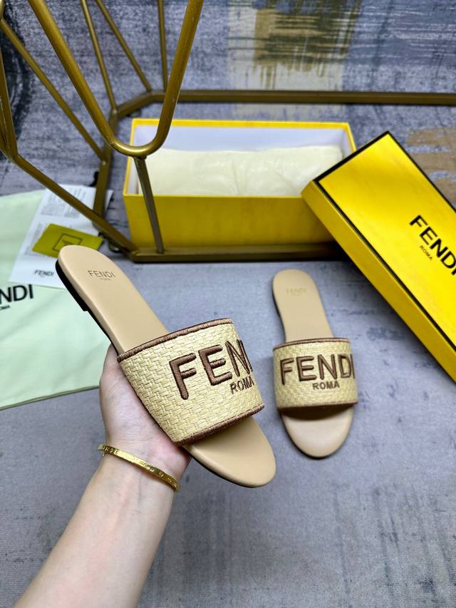Fendi's Latest Wide-Bottomed Flat Slippers. Made Of Primary Color Interwoven Fib