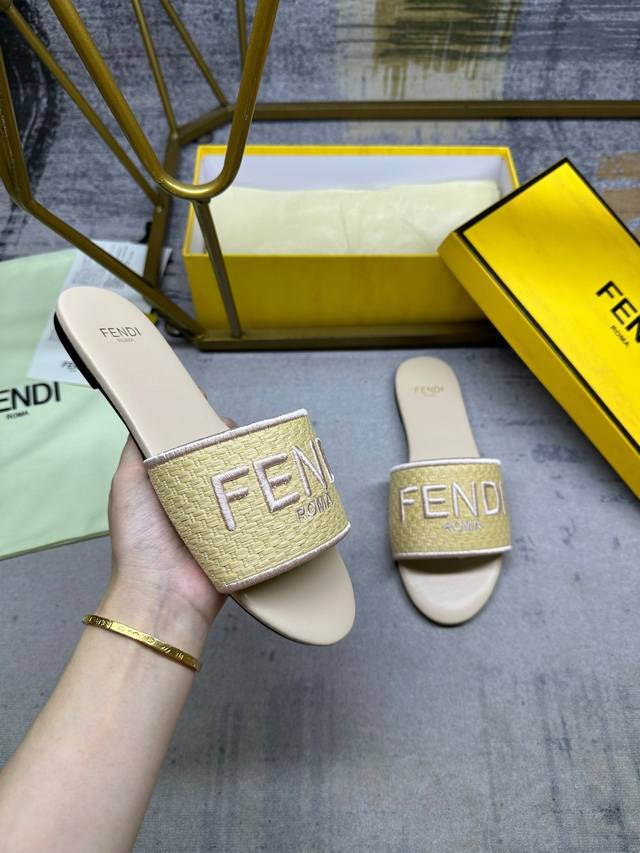 Fendi's Latest Wide-Bottomed Flat Slippers. Made Of Primary Color Interwoven Fib