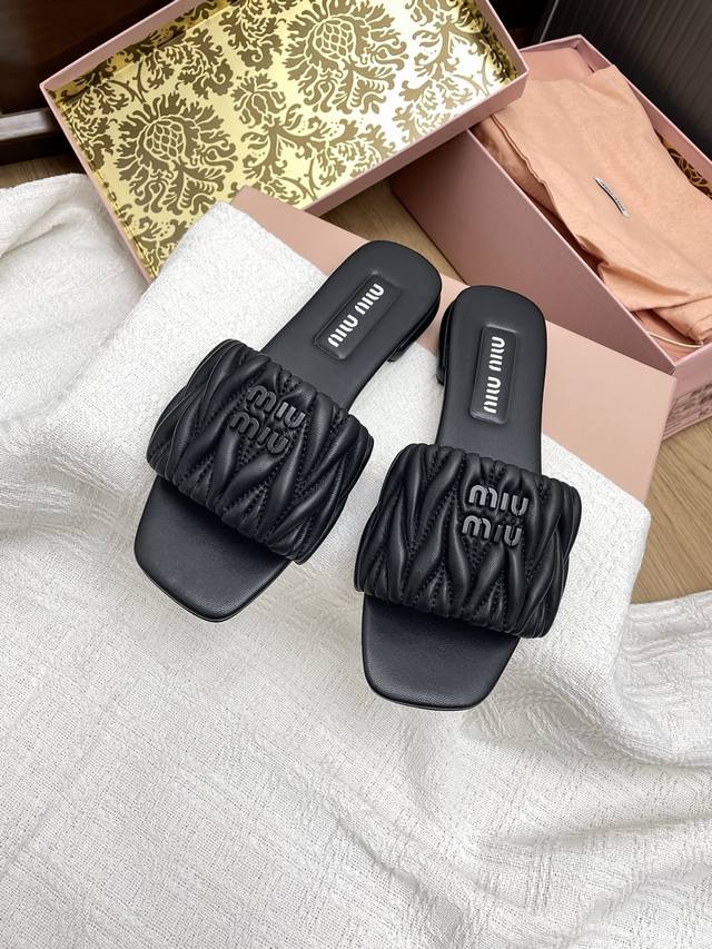 Miumiu2025 Early Summer New Wrinkled Flip Flops The Wrinkled Leather Processing