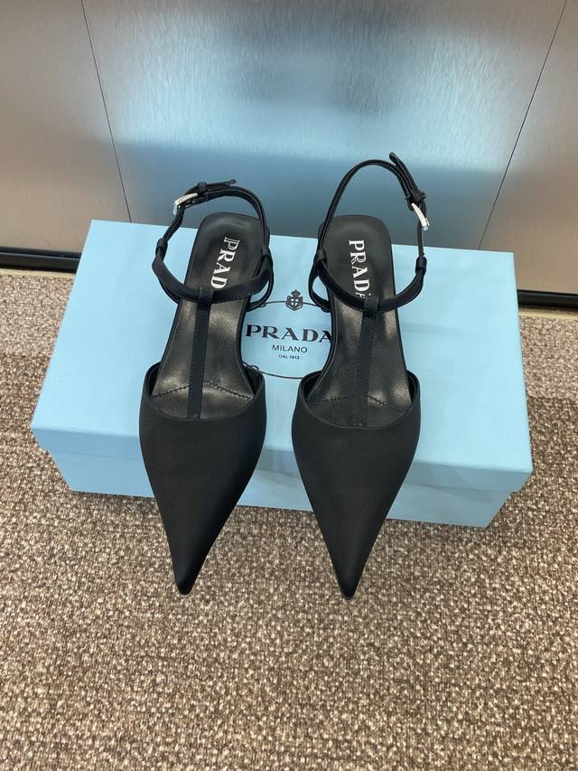 Factory P Price P Prada 2025 Spring And Summer Catwalk New Low-Heeled Pointed To