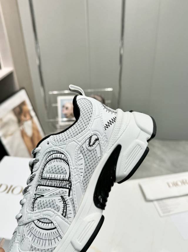 Dior Chrono Sneakers, A Reinterpretation Of The Brand's High-Fashion Design. Mes