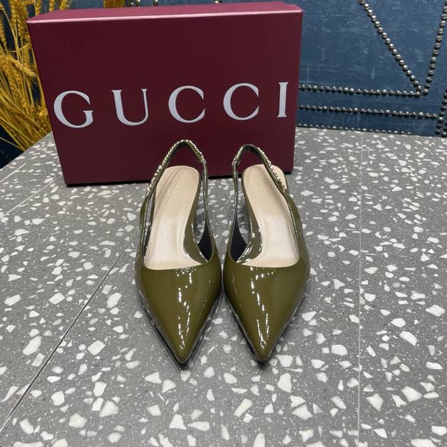 Gucci's Latest Catwalk Model This Series Has Bright Colors, Pointed Toes With Me