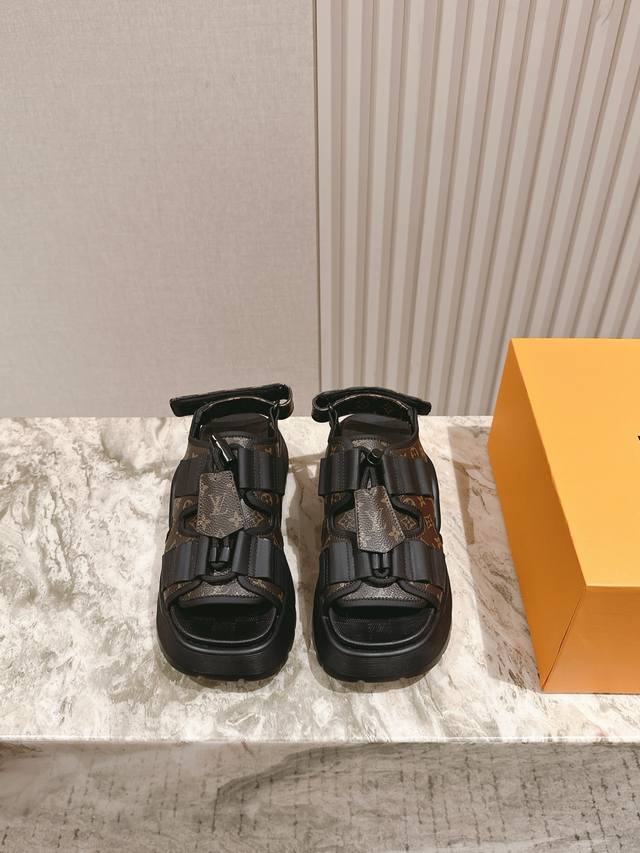 New Arrival Of Lv~Lv Spring And Summer Thick-Soled Patent Leather Platform Sanda