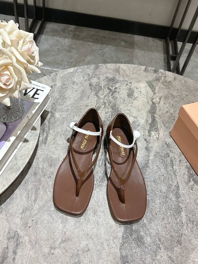 Miumiu2025 Spring And Summer Thick Heeled Flip-Toe Sandals New Product A Pair Of