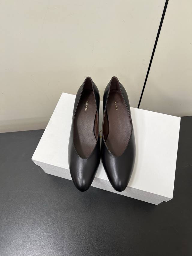 The Row25S New Retro Kitten Heel Shoes The Minimalist Design Style Is Neat And P