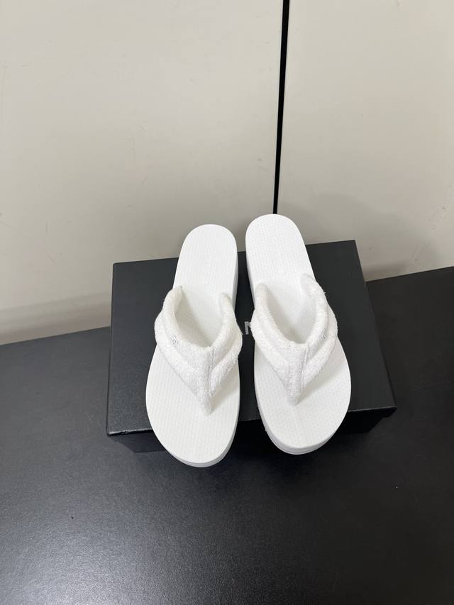 Chanel Chanel 25 Spring/Summer New Wedge-Heeled Flip-Flops! Limited Original Edi