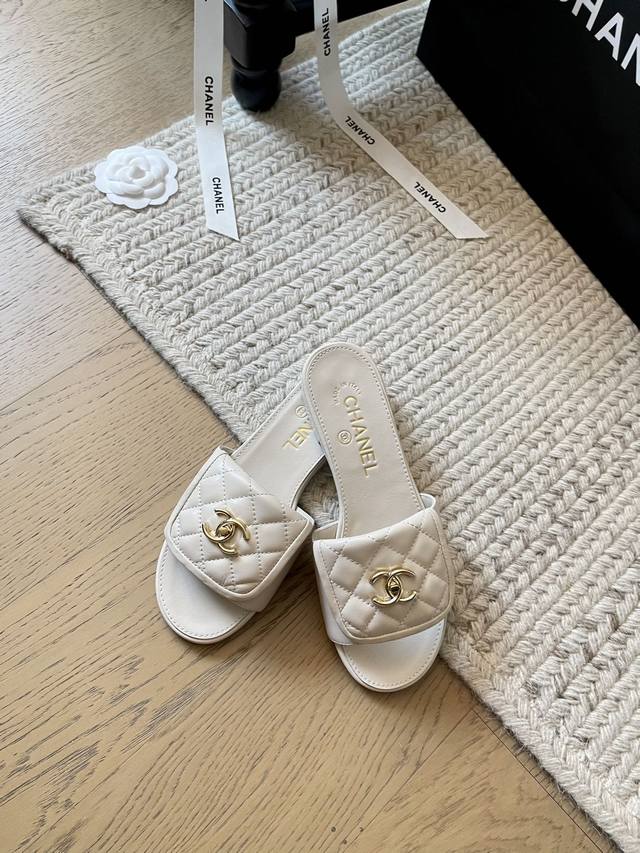 Chanel Early Spring New School Bag Buckle Flat Thick Heel Slippers Series! Class