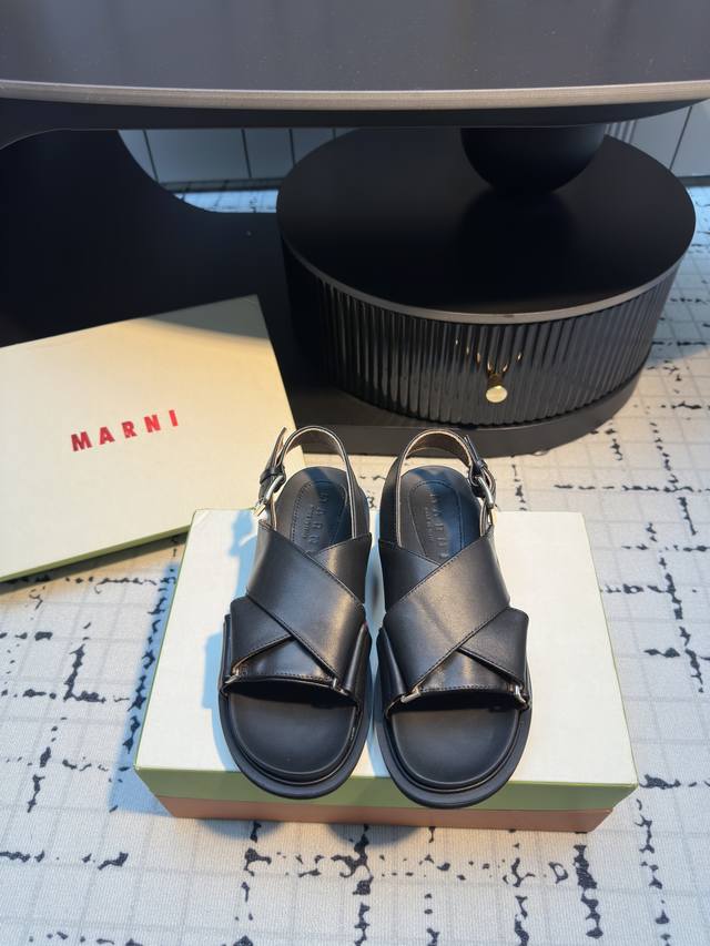 Marni Marni Spring And Summer Classic Fussbett Series Cross-Contrast Sports Styl
