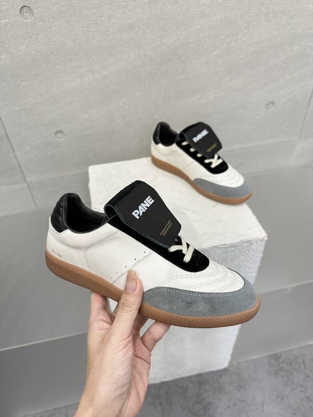Factory Price P Pane Retro Football Shoes That Any Retro Fan Will Love Are Also