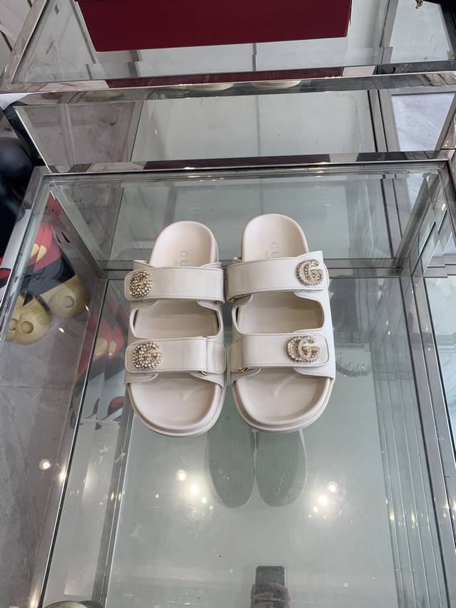 Gucci Spring/Summer New Double G Diamond Buckle Leather Sandals. This Pair Of Sa