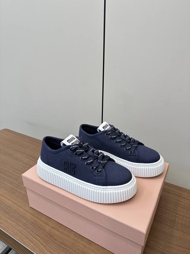 Top Version Miumiu Miu Miu 2025 New Embroidered Thick-Soled Canvas Shoes The Top