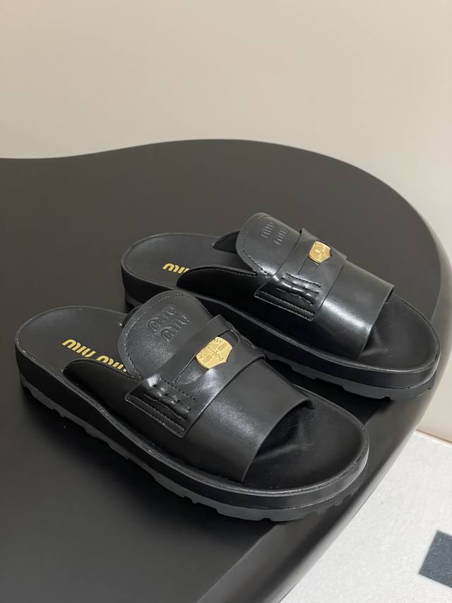 25Ss New Spring And Summer Miu Miu Gold Coin Beach Slippers, Fish Mouth Thick-So