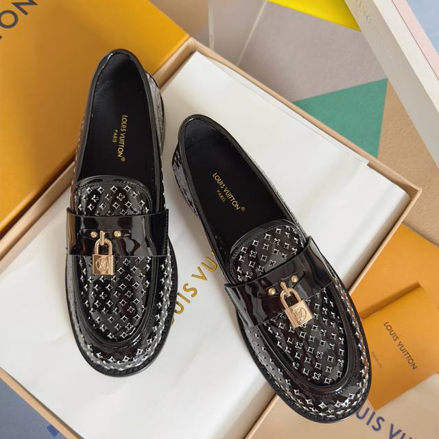 Top Version: Women's Lv Louis Vuitton L's Latest Punched Carved Lock Loafers Ori