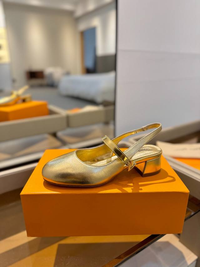 Price The Latest L-House Runway Style Hollow Shoes, Updated Simultaneously With