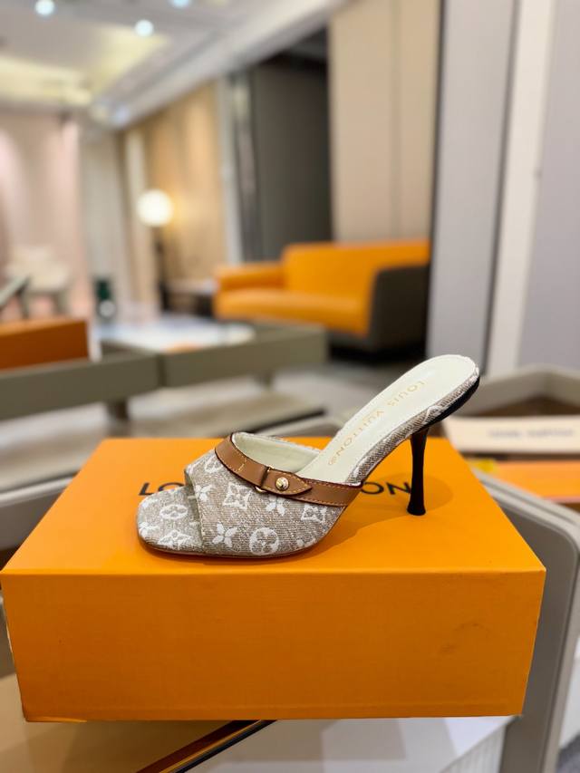 Price: 2025 Latest L's Latest Paris Catwalk Slippers, Exclusive Style, Perfect L