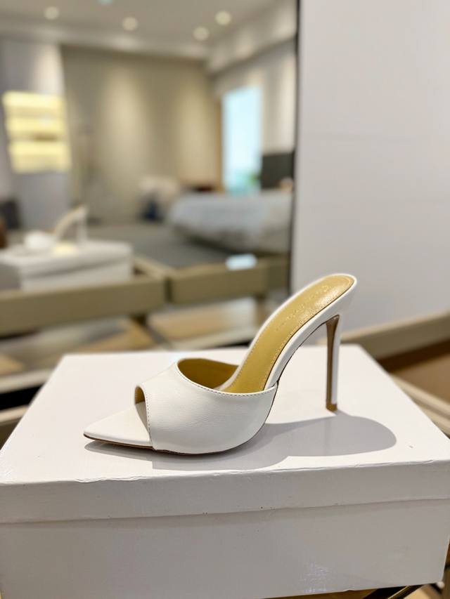 Price: {Half Slippers} Gianvito Rossi Eiko Stiletto, Easy To Move. This Gianvito