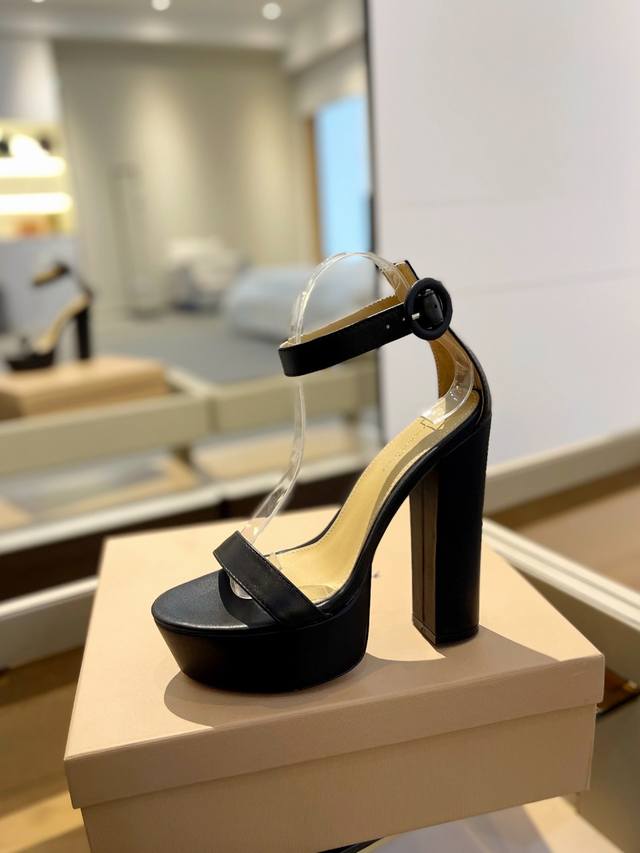 Price: Gianvito Rossi Gianvito Rossi Gianvito Rossi Has Inherited Its Traditiona