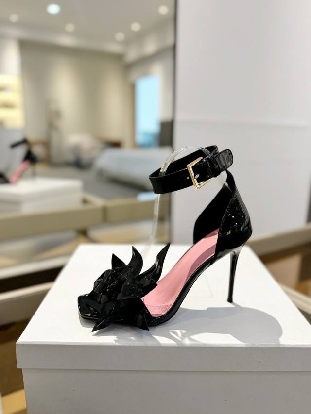 Price P: * Balmain's Latest Spring And Summer Catwalk High-Heeled Sandals Brand