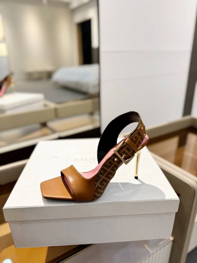 Price P: * Balmain's Latest 2025 Spring And Summer Catwalk Metal Buckle High-Hee