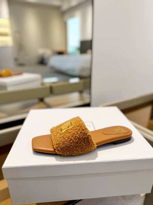 Price P: * Balmain's Latest Spring And Summer Catwalk Flat Slippers Brand Balmai