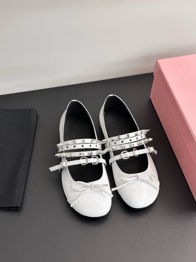 Spanish Niche Fashion Brand 25Ss Spring And Summer New Rivet Flat Ballet Shoes S
