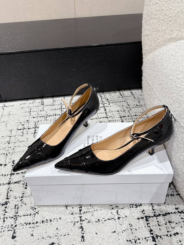 Maison Margiela25 The Latest Kitten Heel Pointed High Heels Single Shoes A Pair