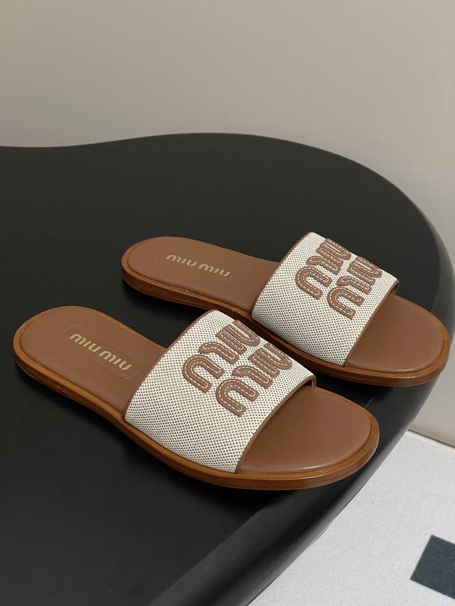 25Ss Early Spring New Miumiu Linen Letter Logo Flat Flip Flops A Holiday Style I