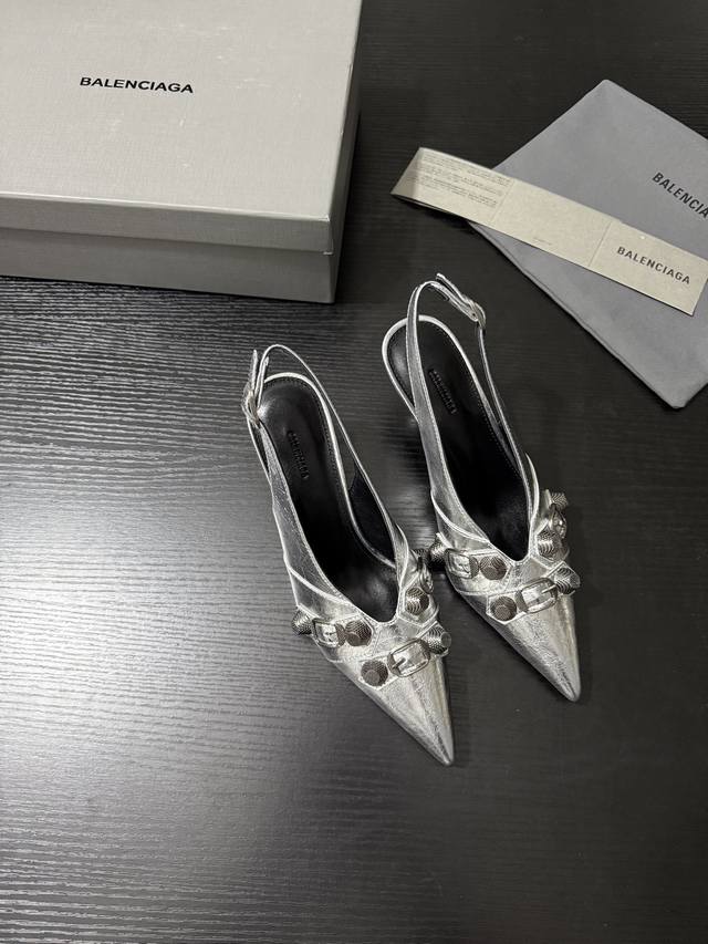 Balenciag* New Product Is The Perfect Interpretation Of Modern Style. Smooth Lin