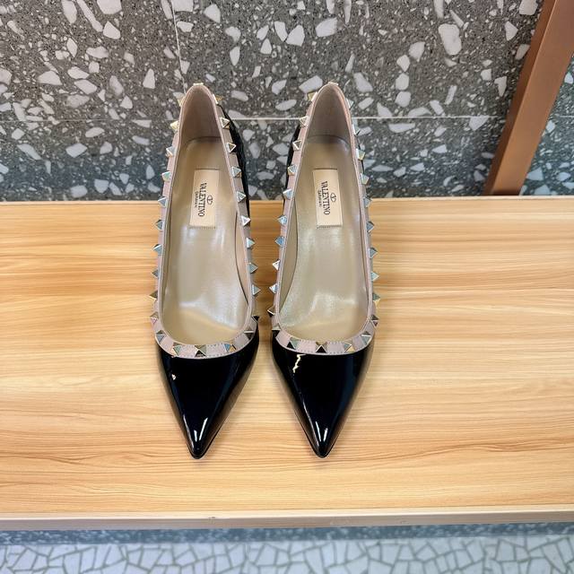 Factory: Valentino Classic Rivet Pointed Flat Shoes Size: 34-42 Heel Height: Fla