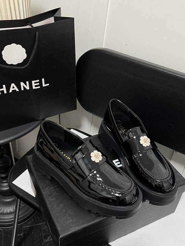 Orange Factory Price P Chanel New Camellia Retro Loafers Thick-Soled Small Leath