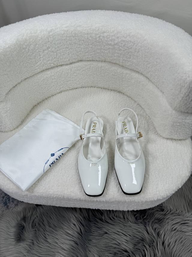 Factory: Prada Prada Spring And Summer New Patent Leather Closed Toe Low-Heeled
