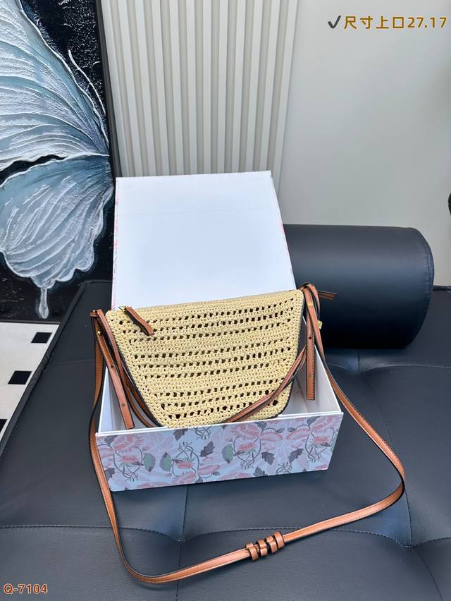 Loewe The Season Of Straw Bags Is Here. Lazy And Comfortable! The Holiday Feelin