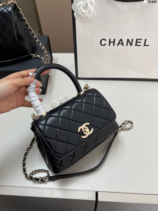 Chanel Coco Handle Can Hold Most Of The Necessities For Daily Travel, And There