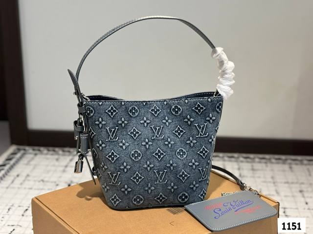 Size 16.18 Lv Denim Bucket Bag