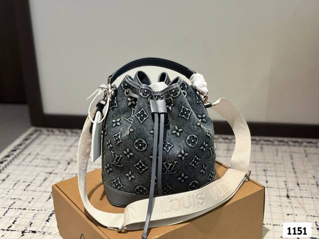 Lv Denim Bucket Bag This Bag Is Made Of New Material, Feels Super Good, Classic