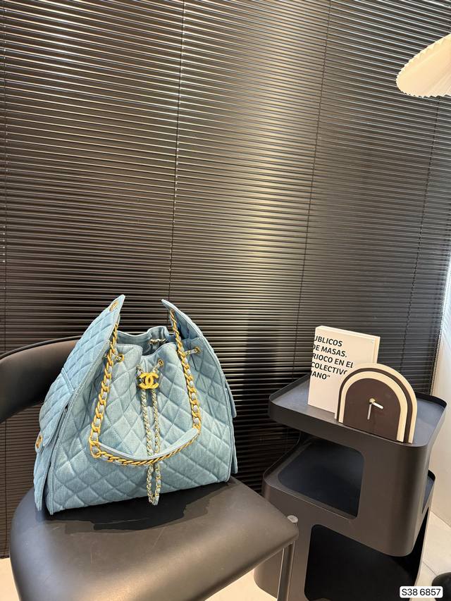 The Long-Awaited Chanel Tote Jeans Are Full Of Fashion Sense And Practicality. W