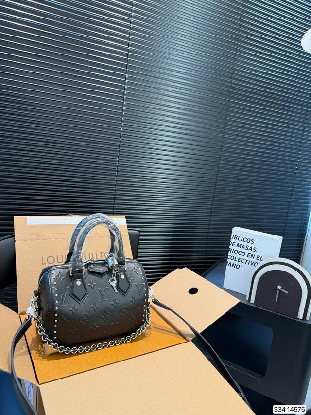 With Airplane Box Folding Box Lv Pillow This Season Louis Vuitton Show Lv2025 Ea