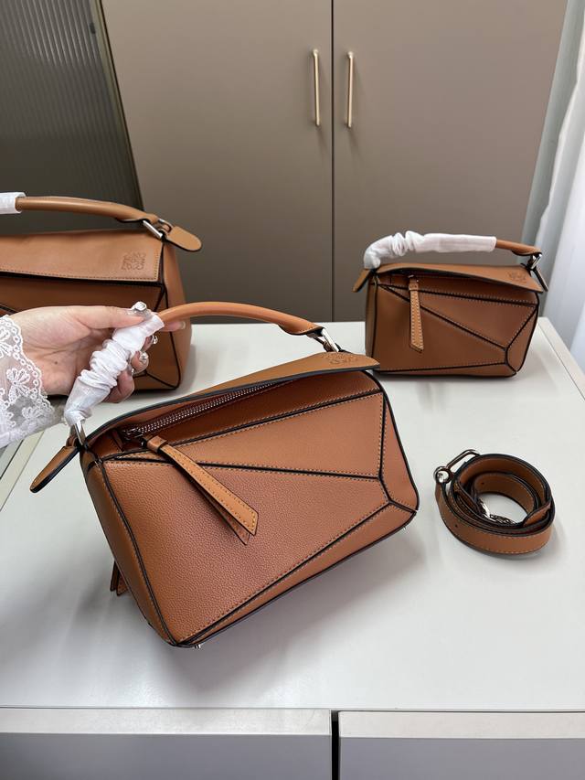 Medium Loewe Geometric Bag Simple And Elegant Style Is Lighter Can Easily Contro