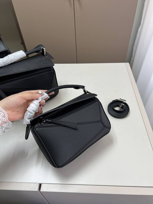 Small Loewe Geometric Bag Simple And Elegant Style Is Lighter Can Easily Control