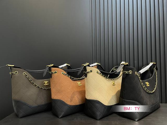 Chanel Tote With Box The Classic Design Of The Full-Feeling Tote With A Gold Cha