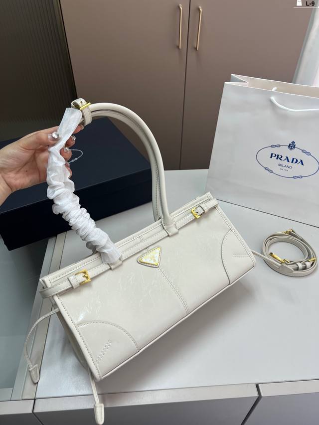 Prada Armpit Bag Is So Cute! It Attracts Fans With Its Strength Simple Yet High-