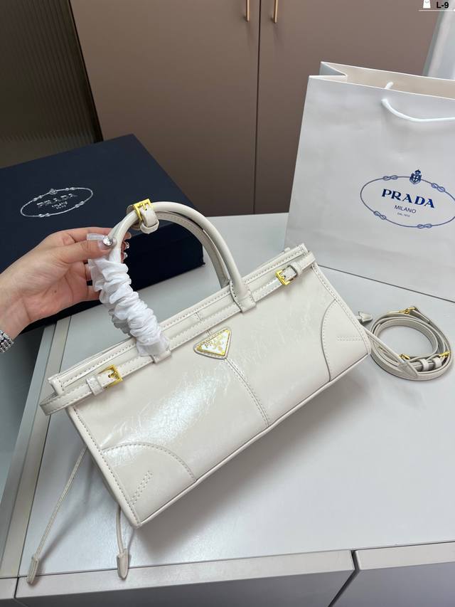 Prada Handbag Is So Cute! It Attracts Fans With Its Strength Simple Yet High-End