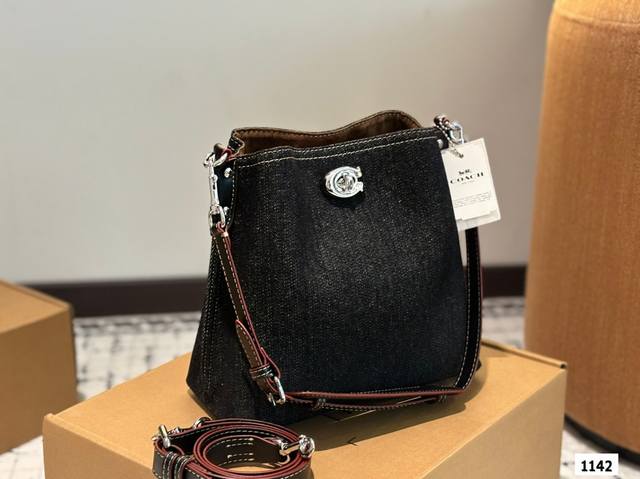 With Box Coach's New Tote Bag In May Coach's Latest Season Casual And Casual Bag