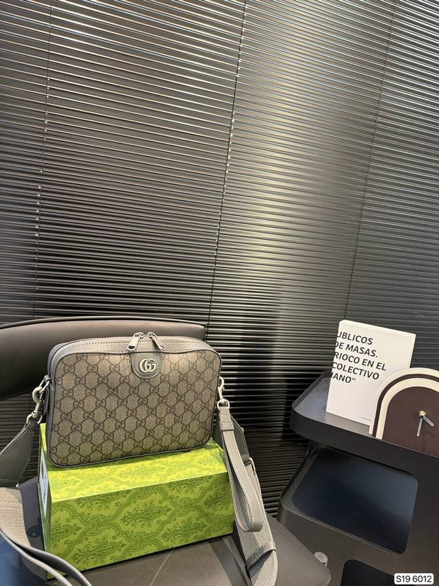 With Box Cool Camera Bag Gucci Is More Advanced And Fashionable. It Is The First