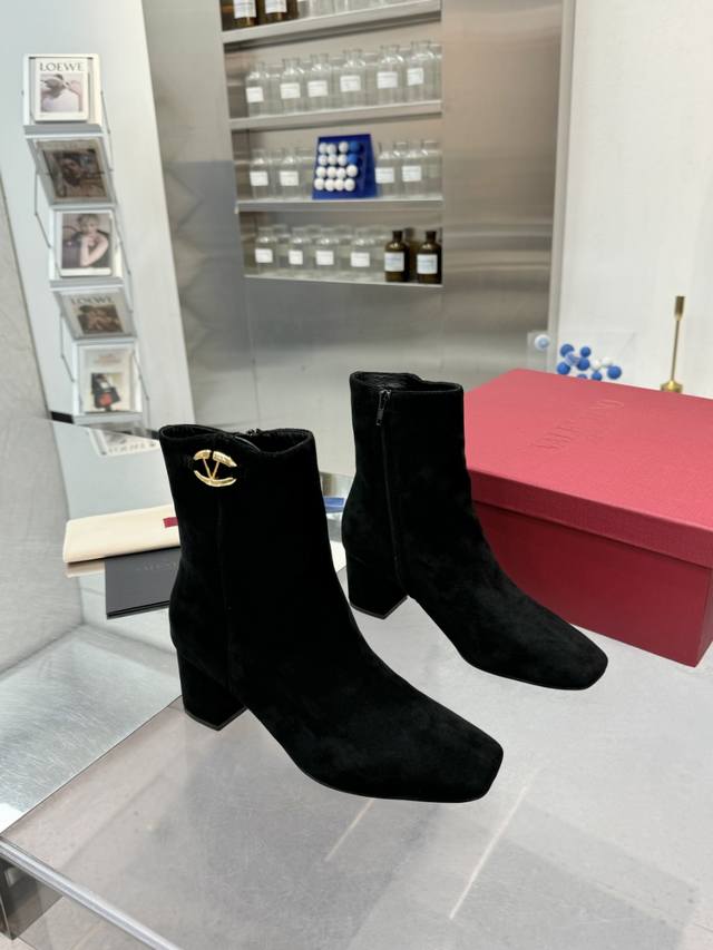 Official Website Valentino's Latest Knight Boot Series From The Top-Tier Show Co