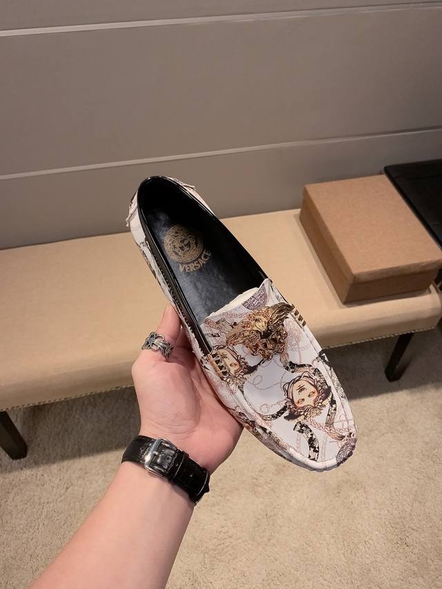 Versace Milan Men's Fashion Week Runway Model, Imported Cowhide Leather Upper +