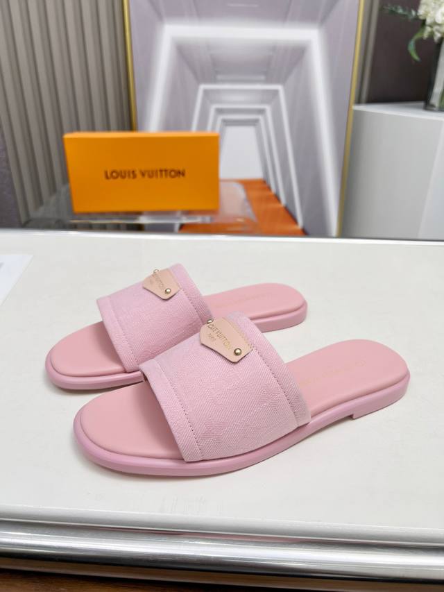 Louis Vuitton 2025 Spring/Summer New Arrival. This Liiy Flat Sandal Features The
