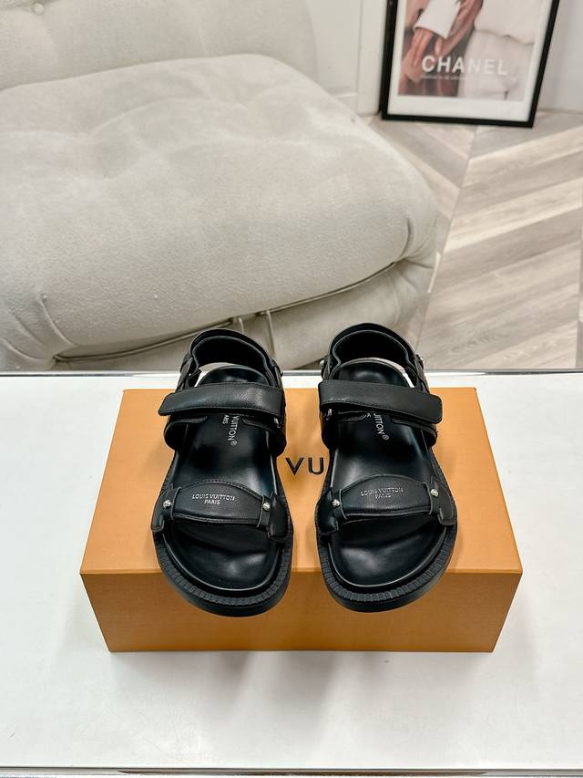 Lv Spring/Summer Must-Have Slippers Are Here! This Pair Is Absolutely Stunning!