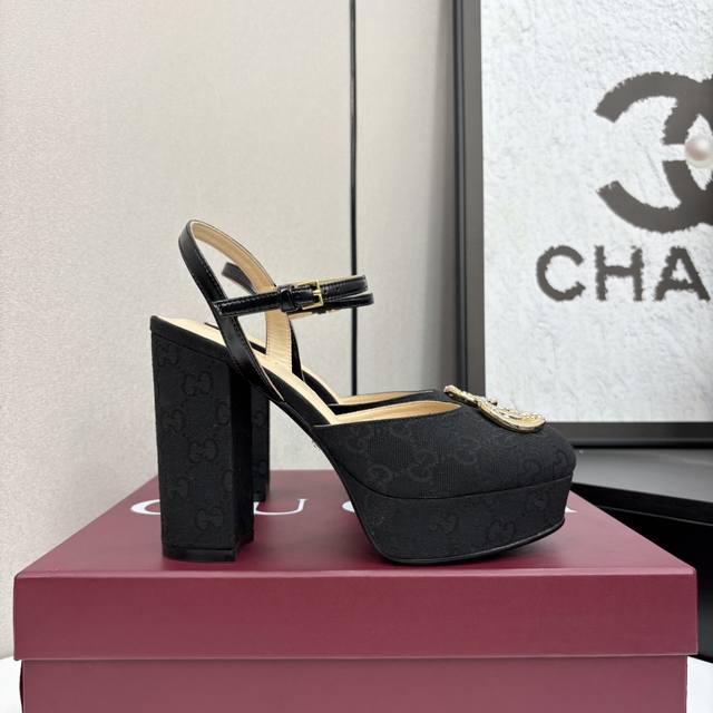 Gucci Classic Spring/Summer Runway Horse Bit Buckle Vintage Print Platform Heel