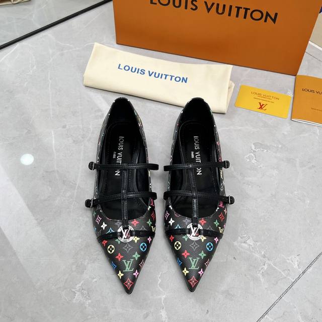 Louis Vuitton 25 New Flat-Heel Single-Sole Shoes. Upper: Lacquered Leather With